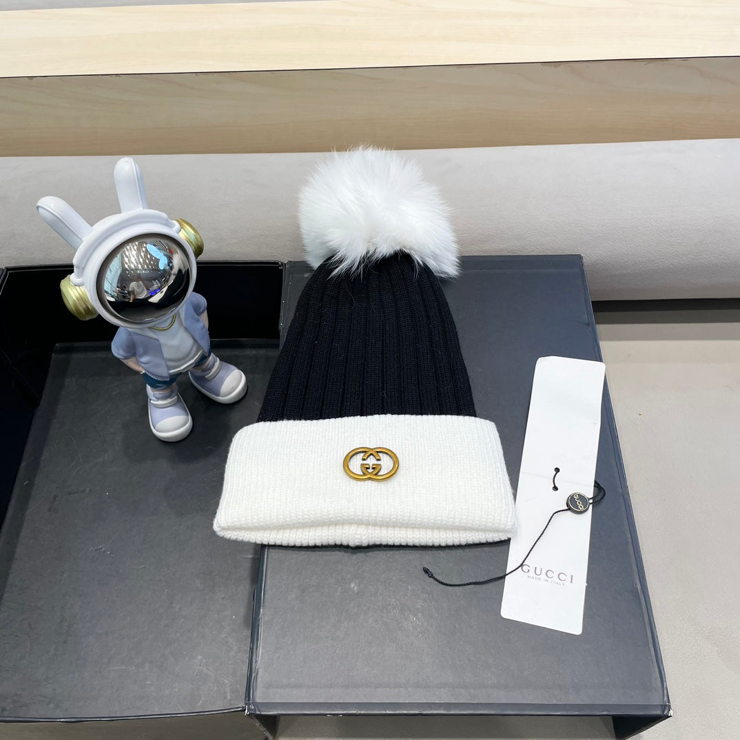 BEANIE HAT IN BLACK MIX WHITE WOOL AND FOX FUR 422524