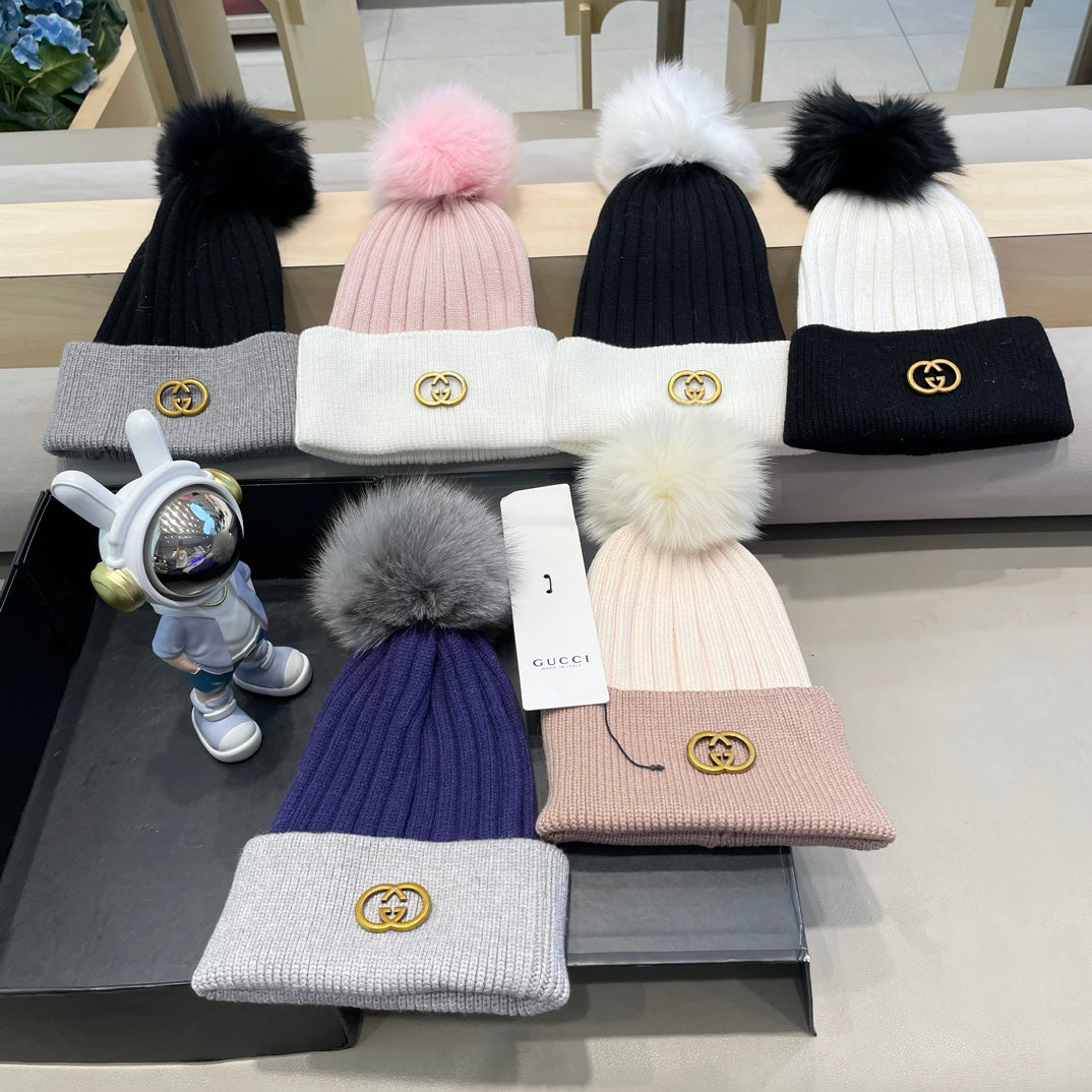 BEANIE HAT IN BLACK MIX WHITE WOOL AND FOX FUR 422504