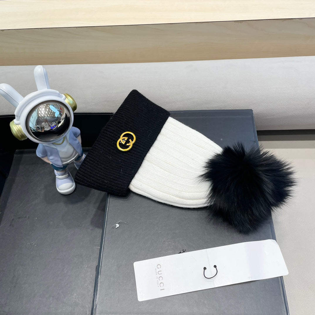 BEANIE HAT IN BLACK MIX WHITE WOOL AND FOX FUR 422504