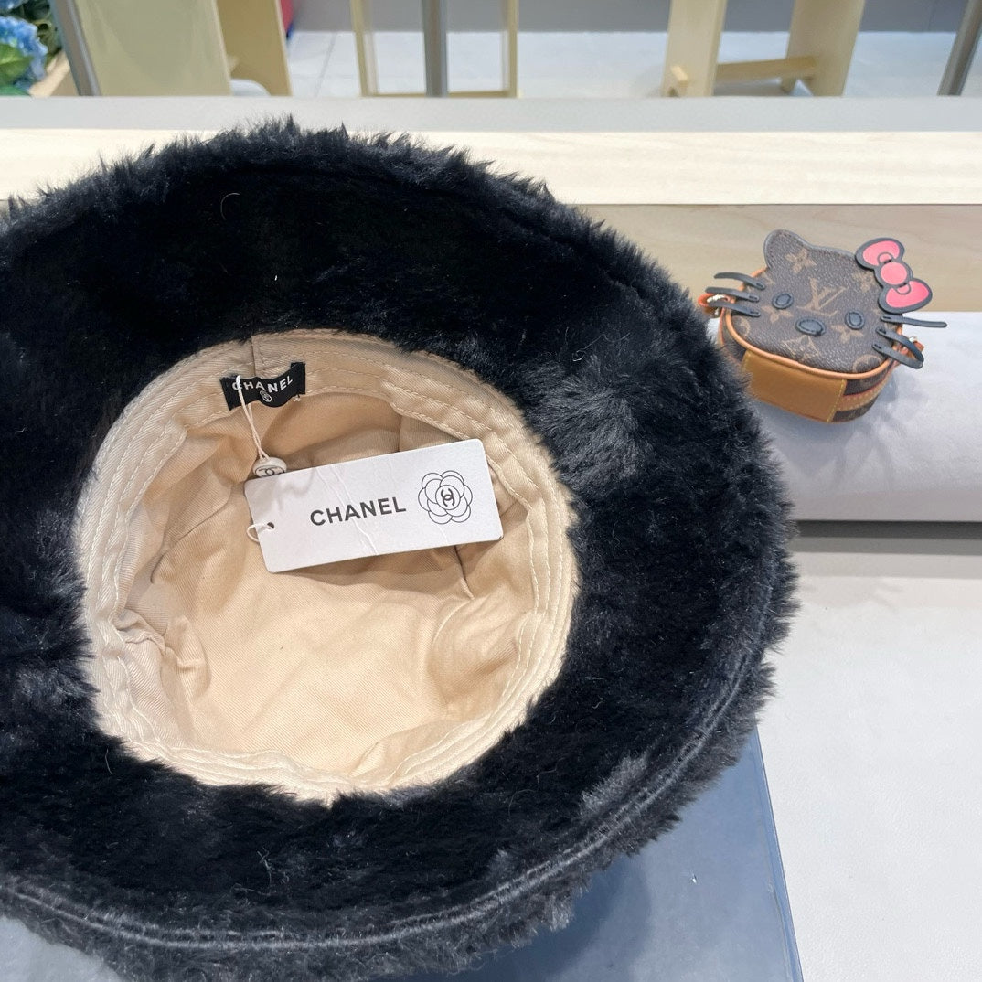 BUCKET HAT IN WHITE MIX BLACK LAMB FUR 430218
