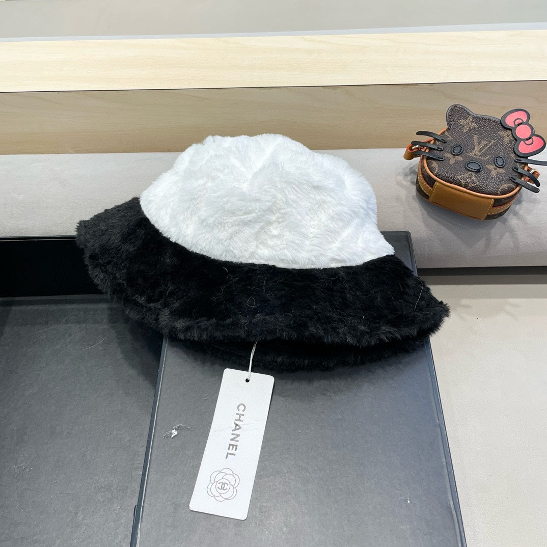 BUCKET HAT IN WHITE MIX BLACK LAMB FUR 430218