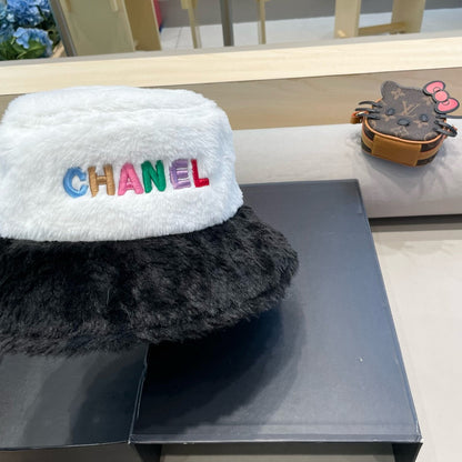 BUCKET HAT IN WHITE MIX BLACK LAMB FUR 430218