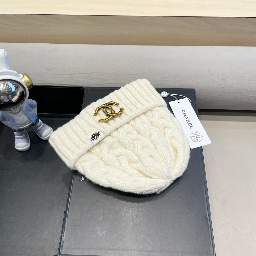 BEANIE HAT IN WHITE WOOL 431705