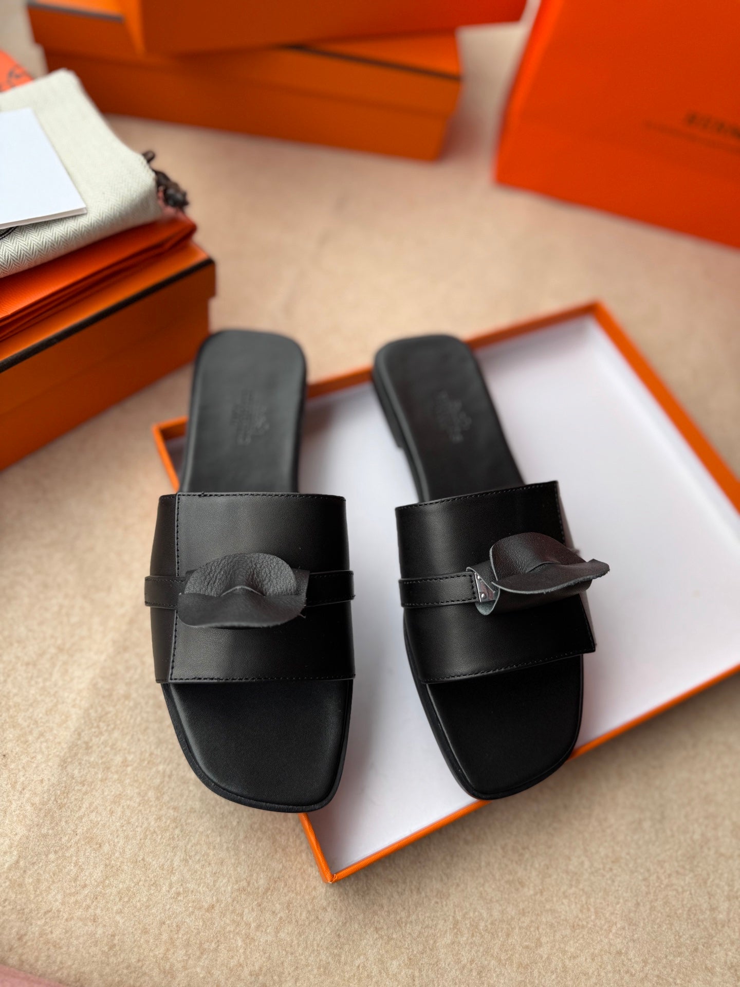 0RAN SANDALS IN BLACK CALFSKIN