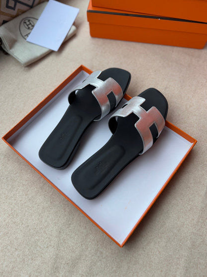 0RAN SANDALS IN SILVER CALFSKIN