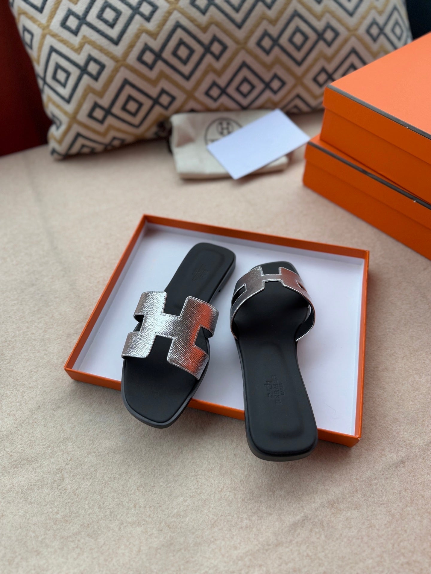 0RAN SANDALS IN SILVER CALFSKIN