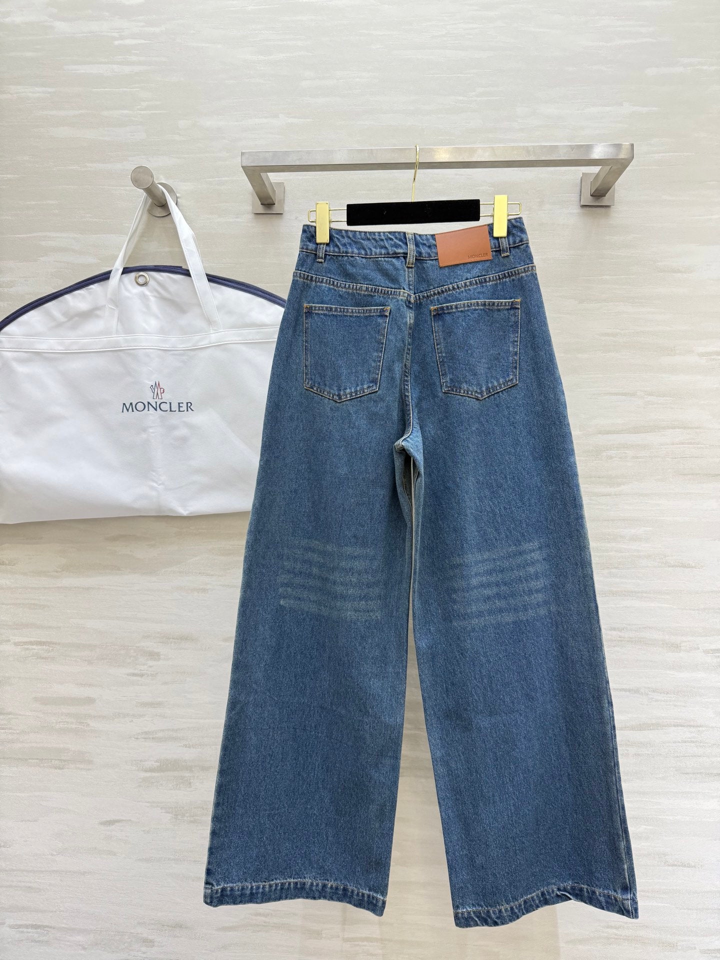 Moncler Style Straight-Leg Jeans – Style 303379