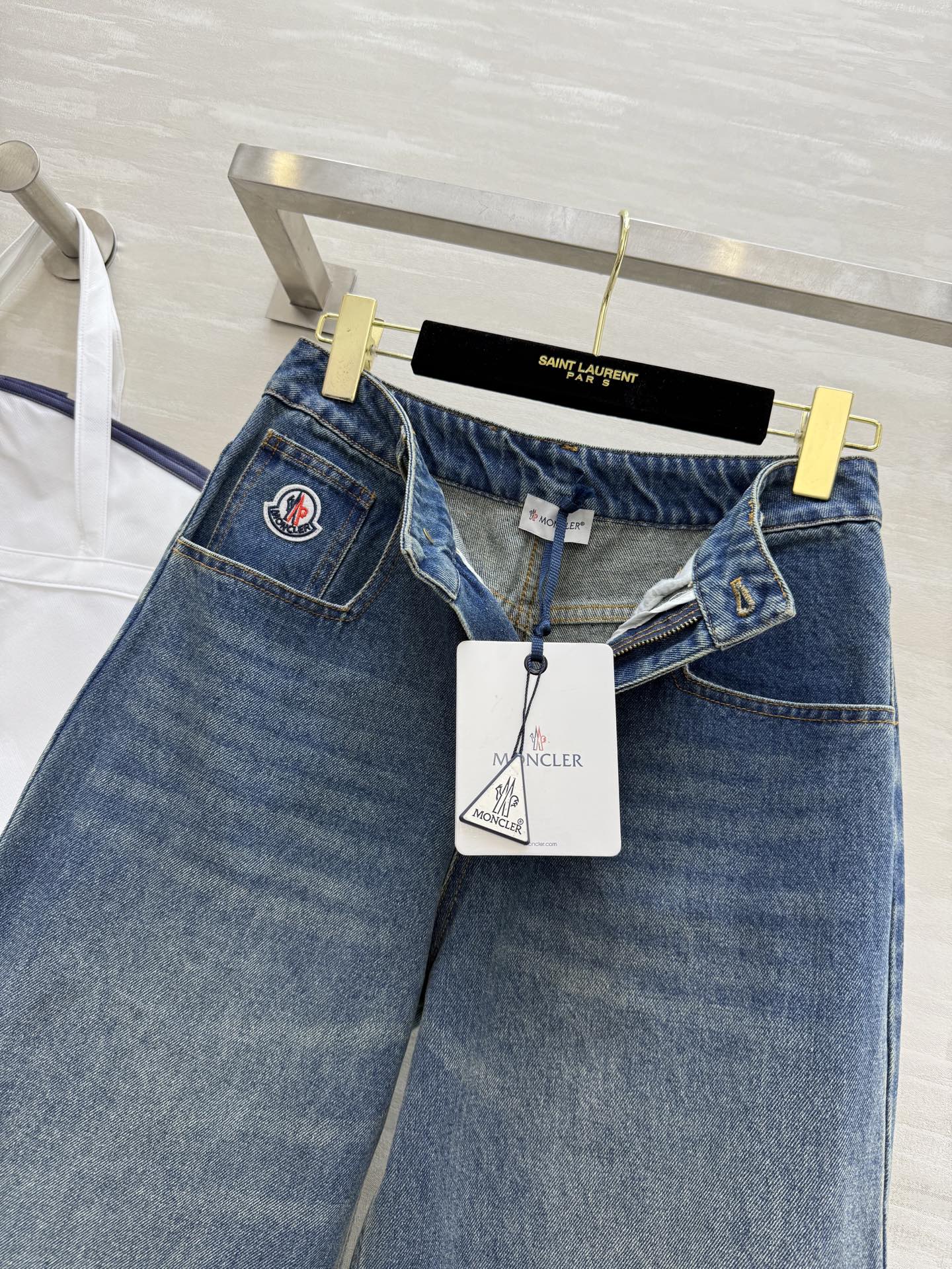 Moncler Style Straight-Leg Jeans – Style 303379