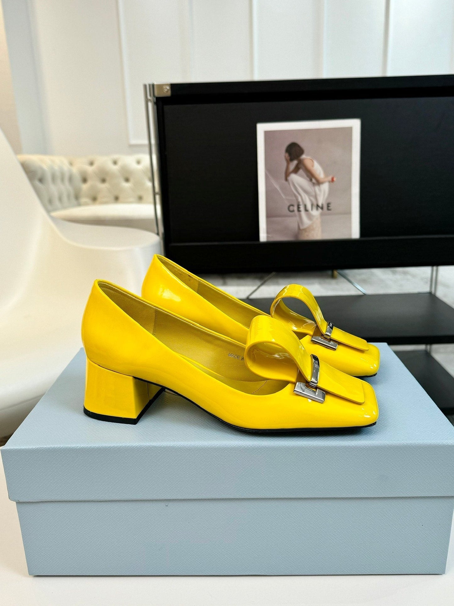 SQUARE TOE PUMPS IN YELLOW GLOSSY CALFSKIN ATTACHED BOW