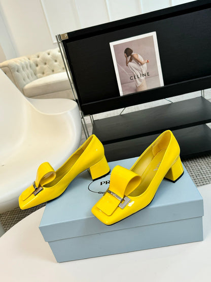 SQUARE TOE PUMPS IN YELLOW GLOSSY CALFSKIN ATTACHED BOW