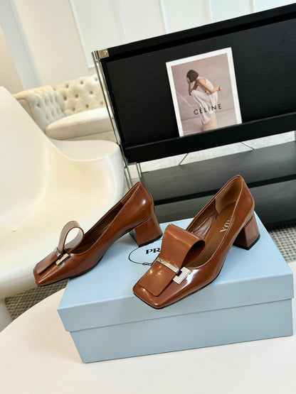 SQUARE TOE PUMPS IN CHOCOLATE GLOSSY CALFSKIN ATTACHED BOW