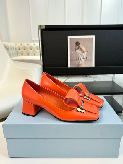 SQUARE TOE PUMPS IN INTERNATIONAL ORANGE GLOSSY CALFSKIN ATTACHED BOW