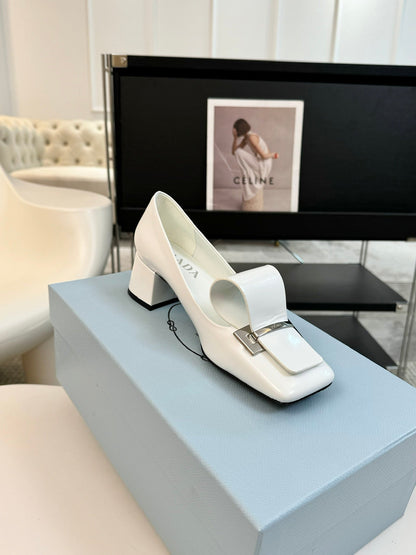 SQUARE TOE PUMPS IN WHITE GLOSSY CALFSKIN ATTACHED BOW
