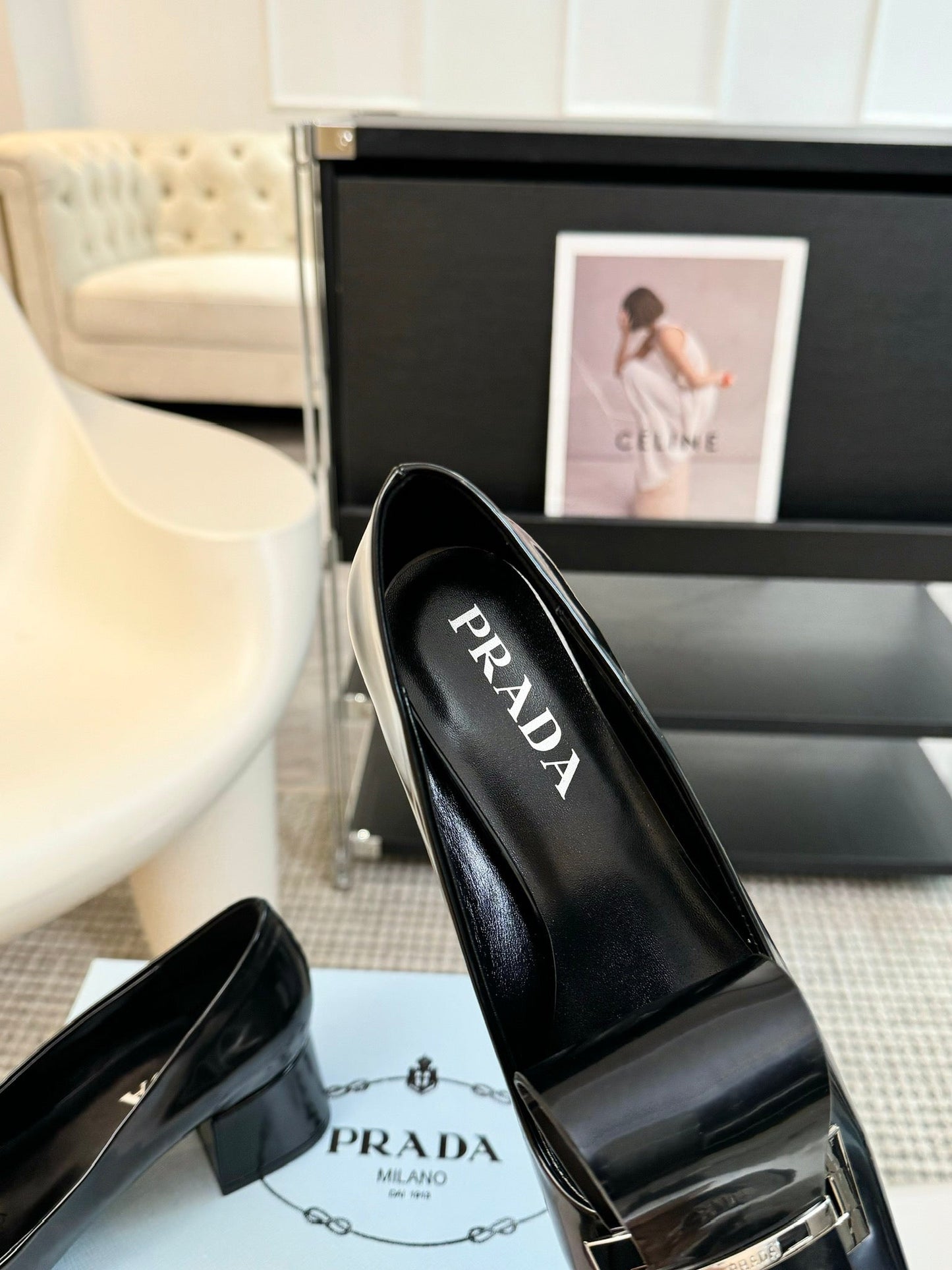SQUARE TOE PUMPS IN BLACK GLOSSY CALFSKIN ATTACHED BOW