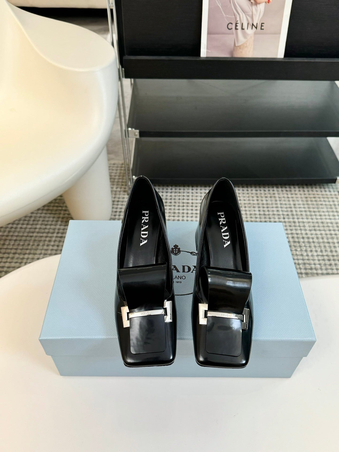 SQUARE TOE PUMPS IN BLACK GLOSSY CALFSKIN ATTACHED BOW