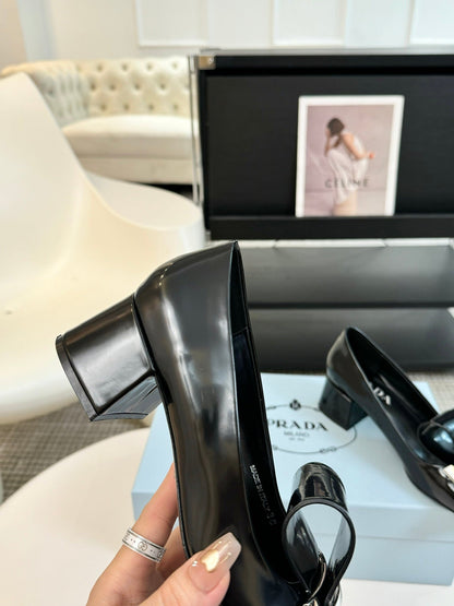 SQUARE TOE PUMPS IN BLACK GLOSSY CALFSKIN ATTACHED BOW