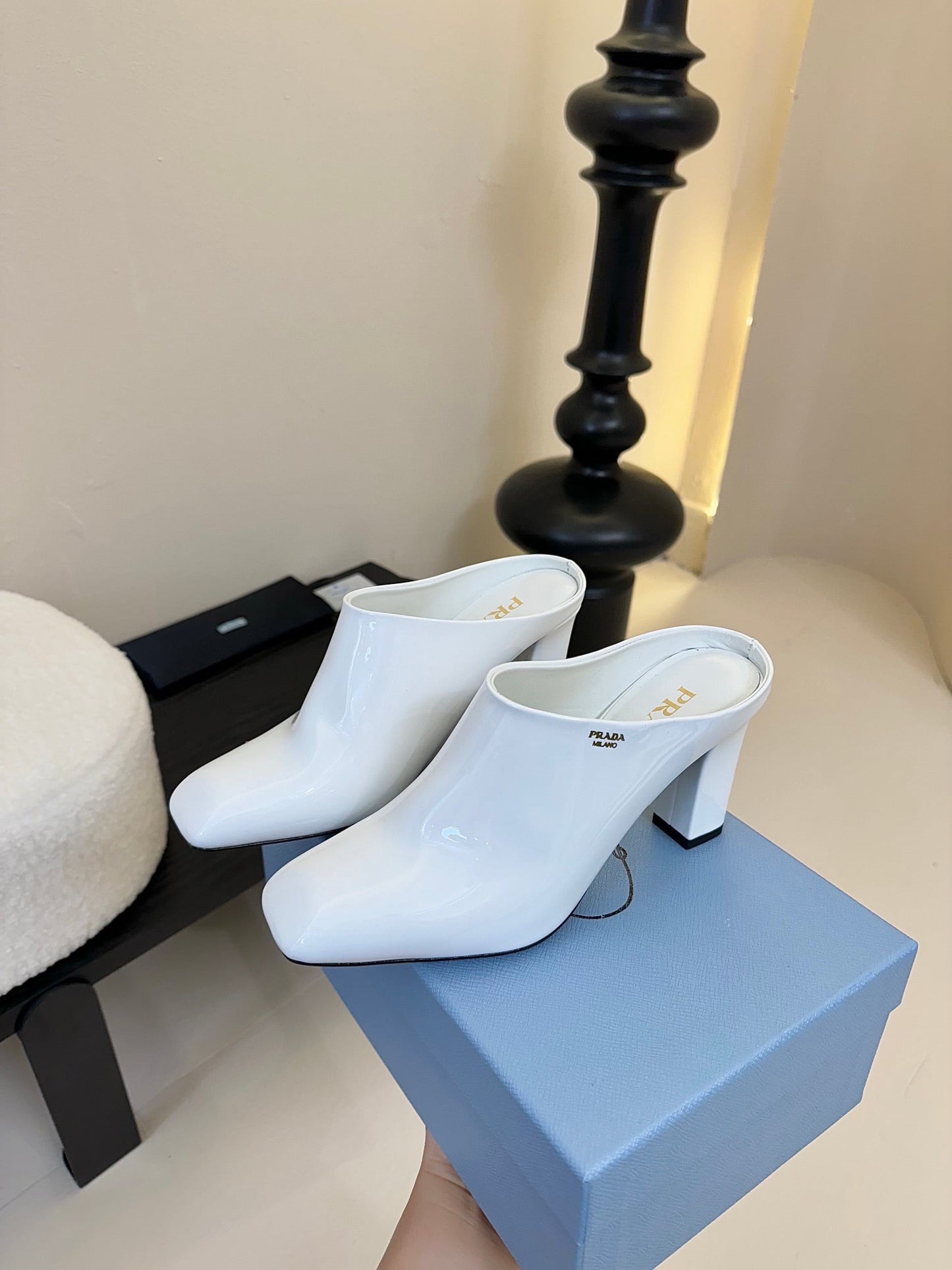 HIGH HEEL MULES WITH GOLD LETTERING LOGO IN WHITE GLOSSY CALFSKIN