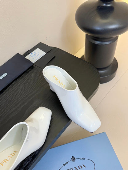 HIGH HEEL MULES WITH GOLD LETTERING LOGO IN WHITE GLOSSY CALFSKIN