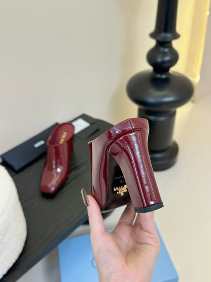HIGH HEEL MULES WITH GOLD LETTERING LOGO IN SCARLET RED GLOSSY CALFSKIN