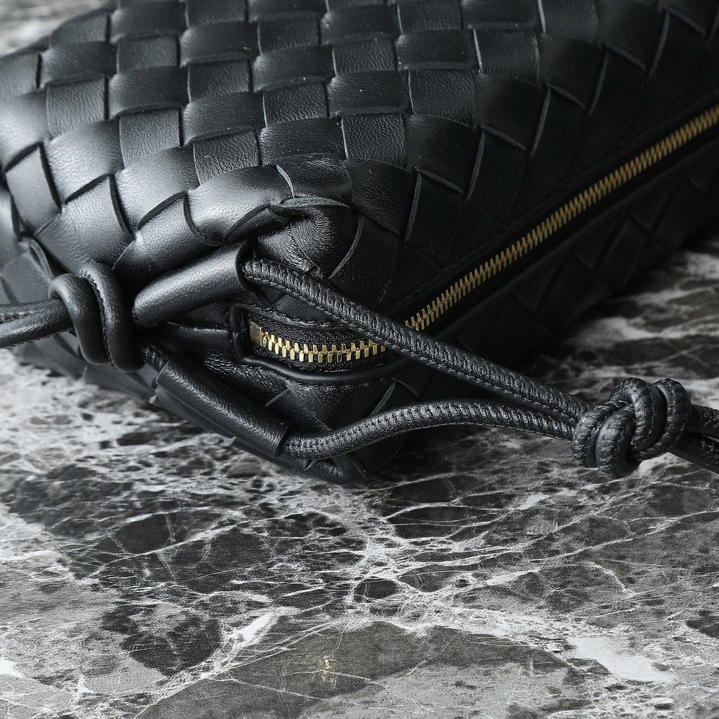 BV MINI LOOP 17CM BLACK CALFSKIN