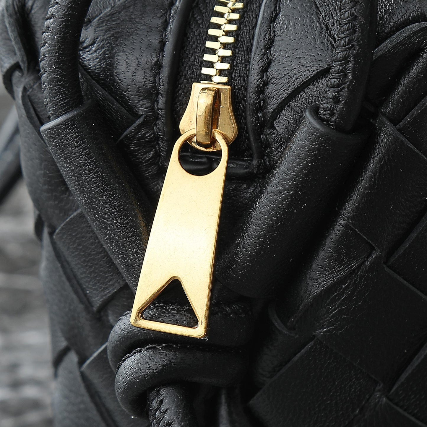 BV MINI LOOP 17CM BLACK CALFSKIN