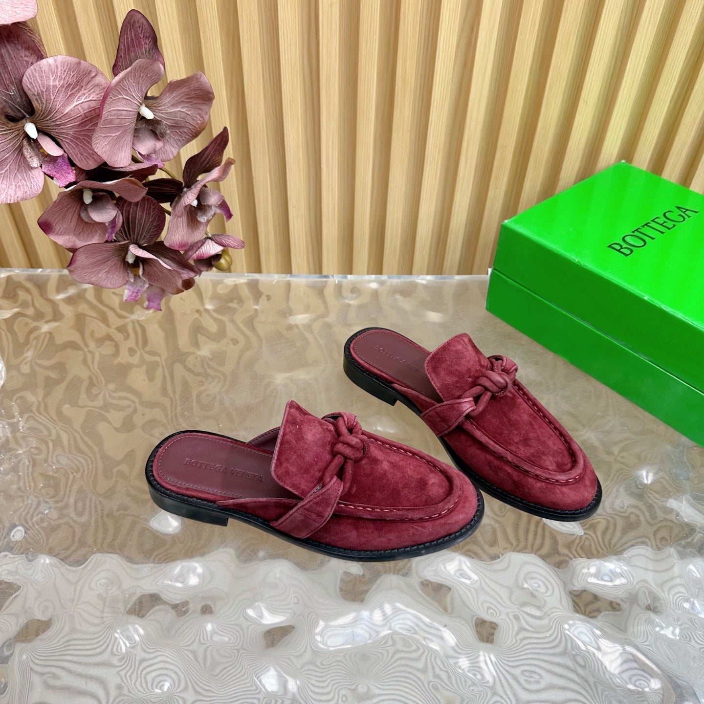 OPEN-BACK LOAFER REALISED IN GARNET RED SUEDE