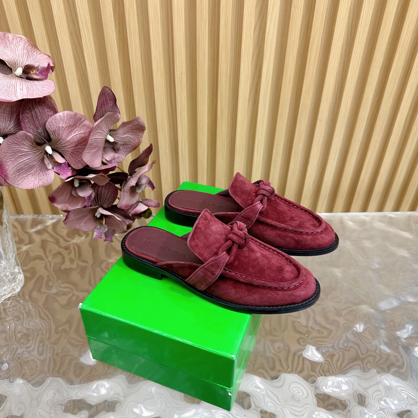 OPEN-BACK LOAFER REALISED IN GARNET RED SUEDE