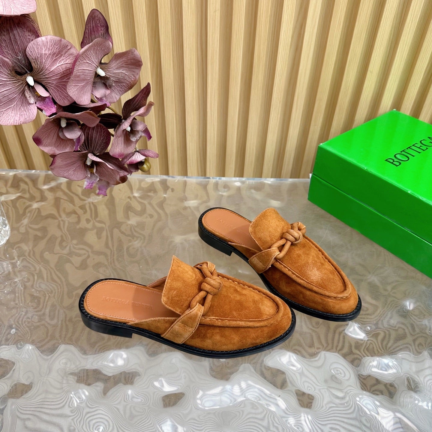 OPEN-BACK LOAFER REALISED IN CINNAMON BROWN SUEDE