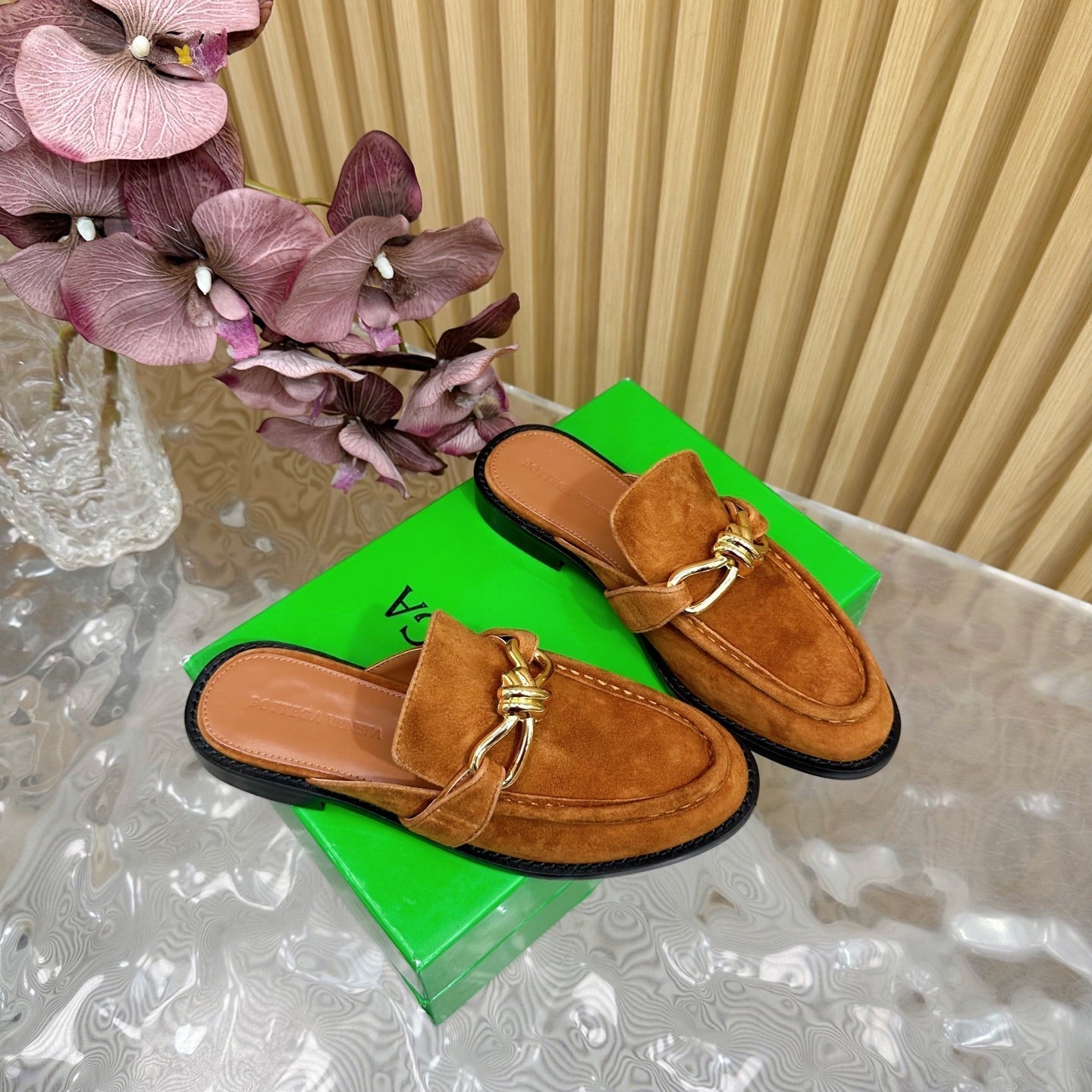 OPEN-BACK LOAFER REALISED IN CINNAMON BROWN SUEDE WITH SIGNATURE METALLIC KNOT DETAIL