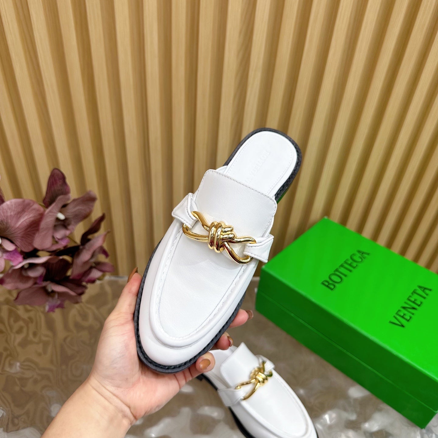 OPEN-BACK LOAFER REALISED IN WHITE SOFT CALFSKIN WITH SIGNATURE METALLIC KNOT DETAIL