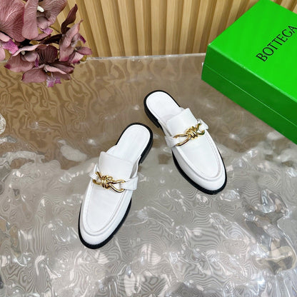 OPEN-BACK LOAFER REALISED IN WHITE SOFT CALFSKIN WITH SIGNATURE METALLIC KNOT DETAIL