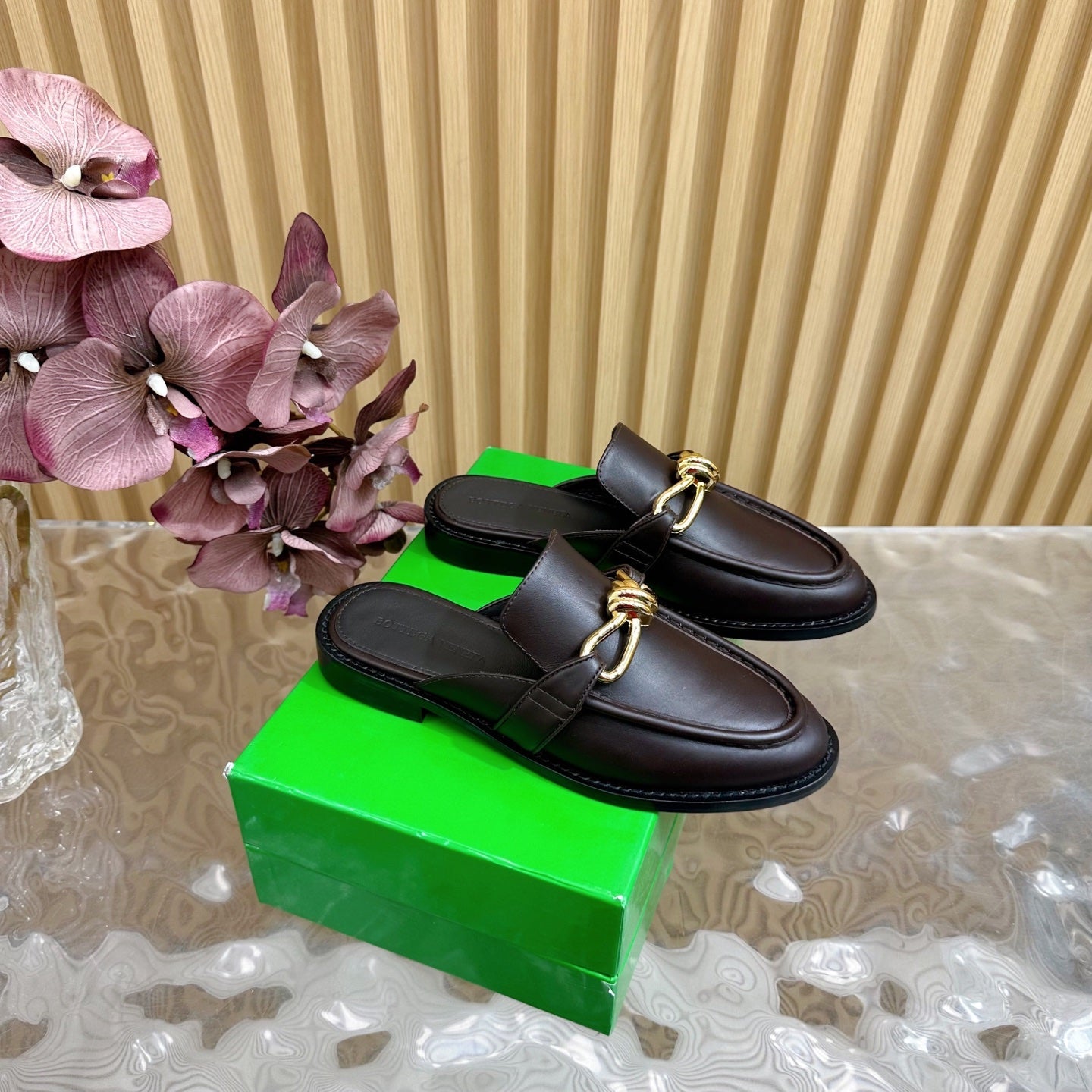 OPEN-BACK LOAFER REALISED IN CHESTNUT BROWN SOFT CALFSKIN WITH SIGNATURE METALLIC KNOT DETAIL