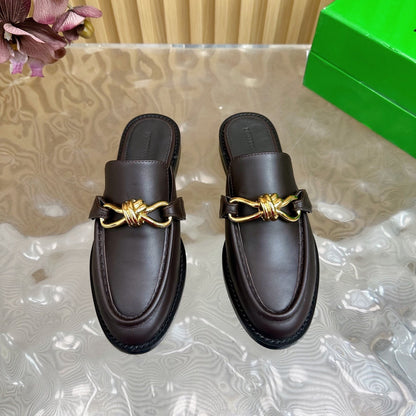 OPEN-BACK LOAFER REALISED IN CHESTNUT BROWN SOFT CALFSKIN WITH SIGNATURE METALLIC KNOT DETAIL