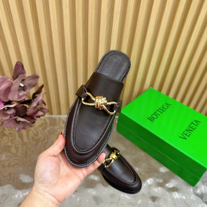 OPEN-BACK LOAFER REALISED IN CHESTNUT BROWN SOFT CALFSKIN WITH SIGNATURE METALLIC KNOT DETAIL