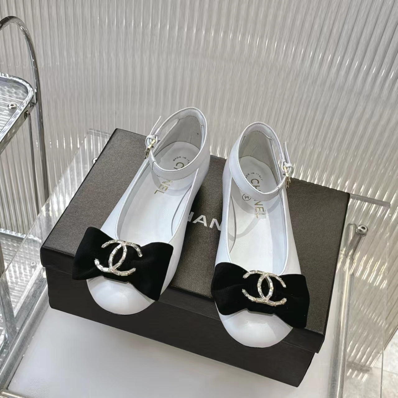 BOW MARY JANE SHOES IN WHITE LAMBSKIN