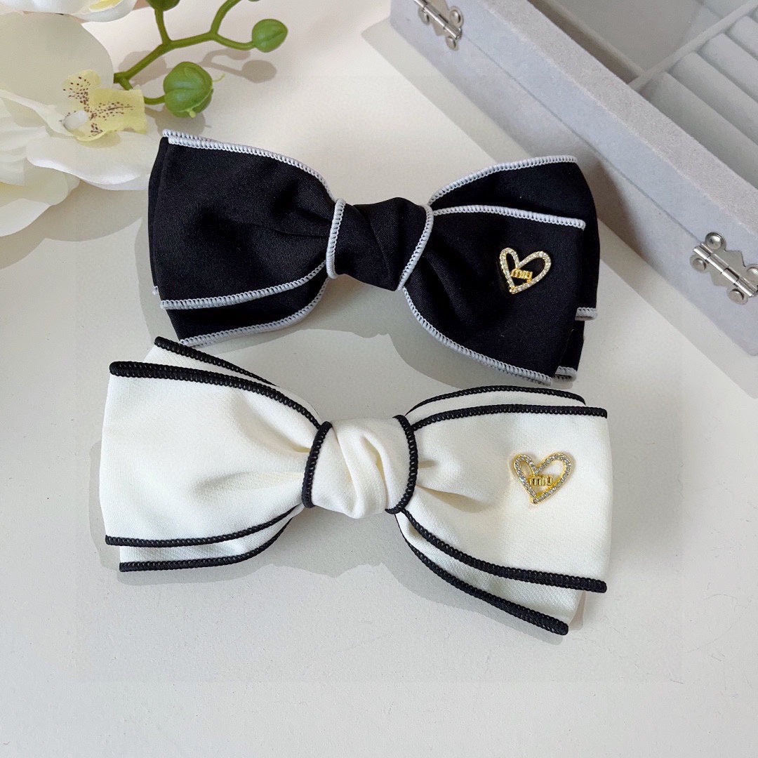 BOW HAIRPIN IN WHITE AND BLACK TRIM COTTON 406023