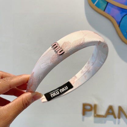 THICK HEADBAND WITH GARNITURE PRINT IN LIGHT PINK SILK 415935