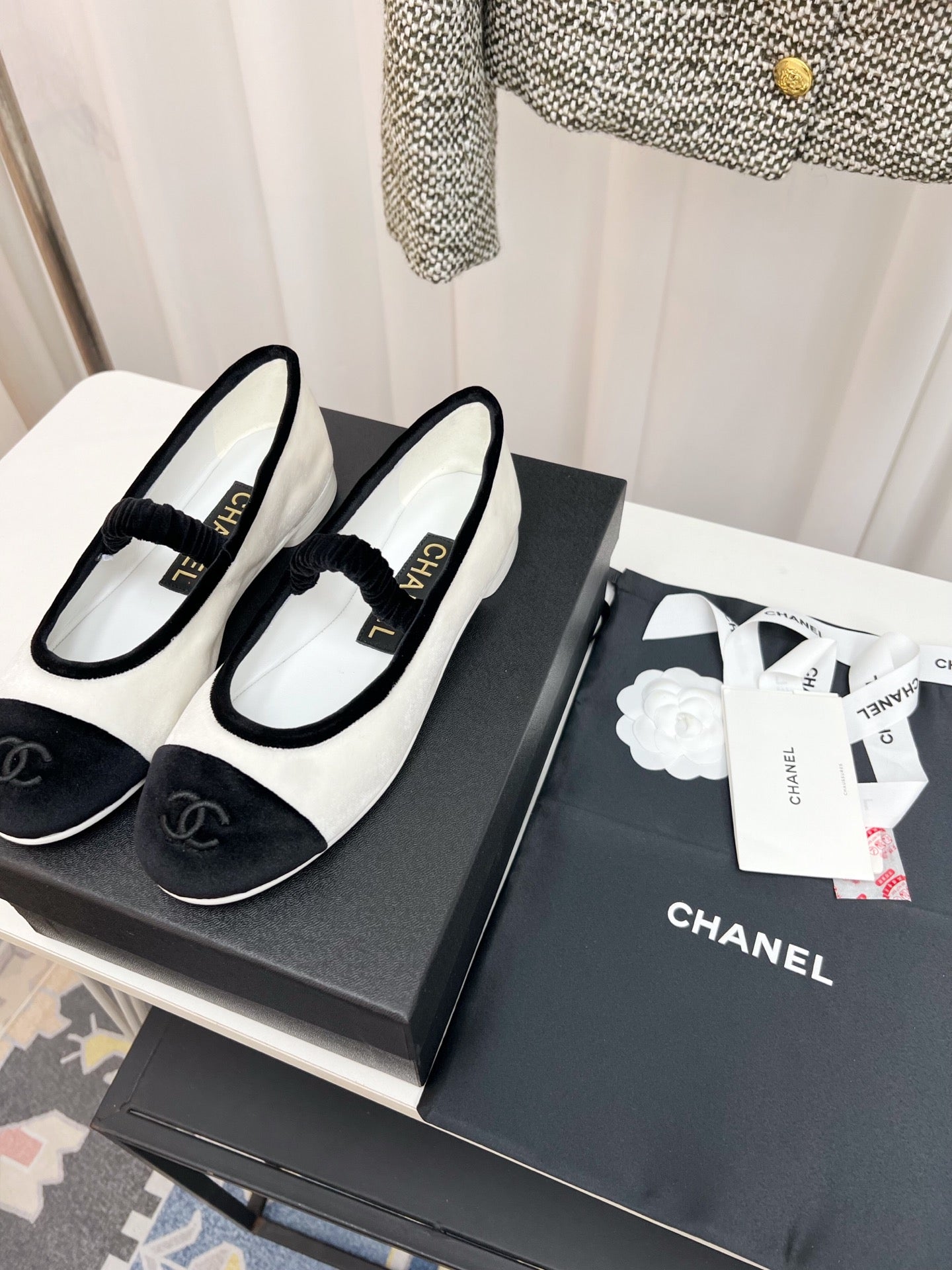 CC MARY JANE FLAT IN WHITE AND BLACK VELVET
