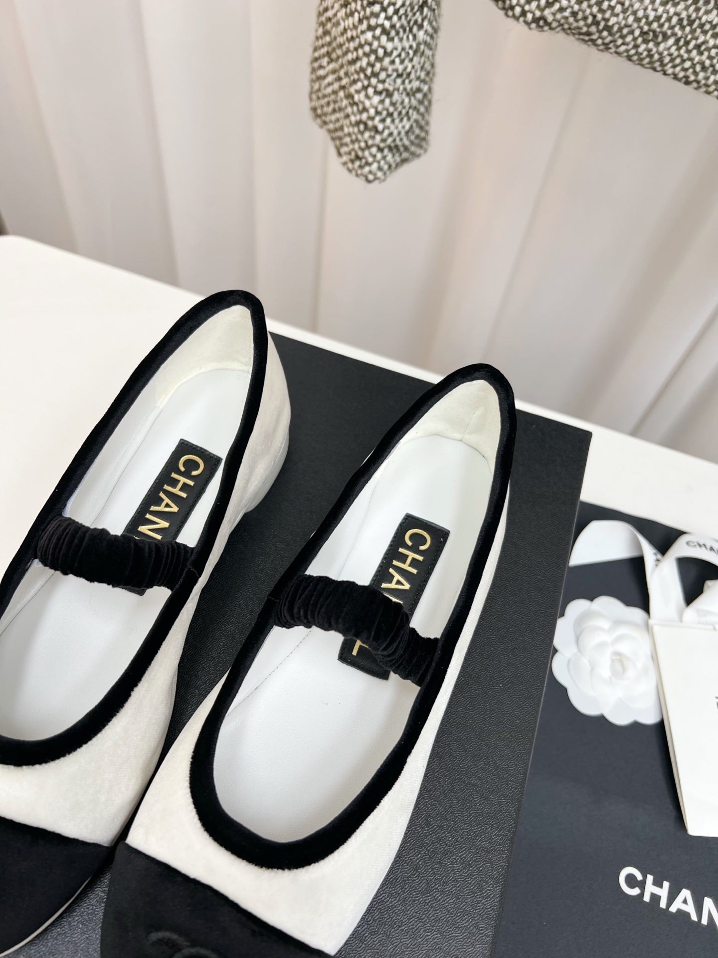 CC MARY JANE FLAT IN WHITE AND BLACK VELVET