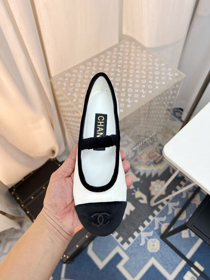 CC MARY JANE FLAT IN WHITE AND BLACK VELVET