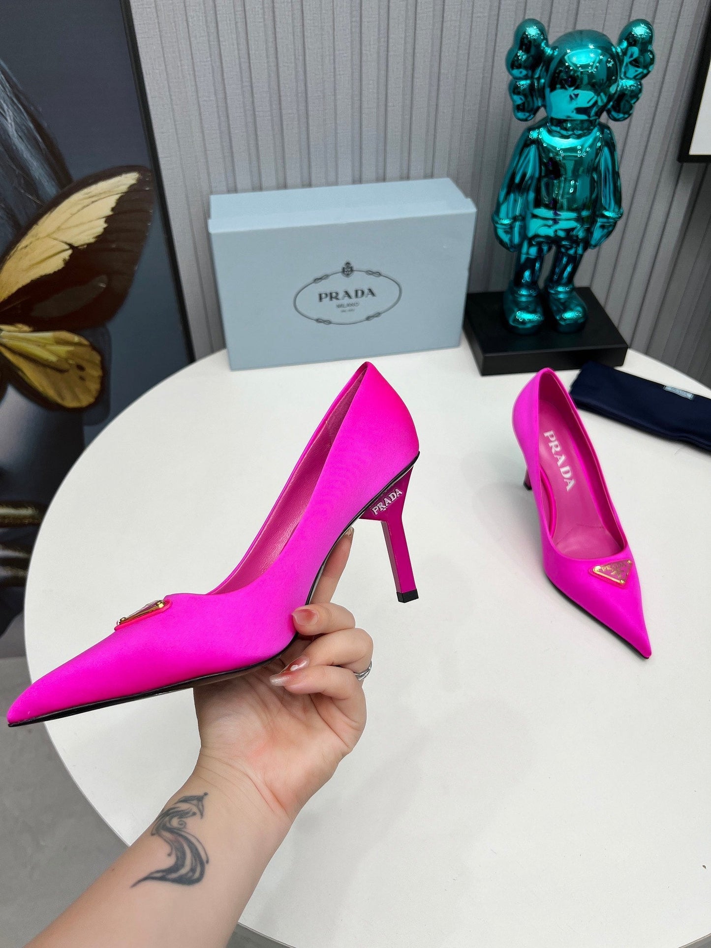 HIGH-HEEL PUMPS IN HOT PINK SATIN
