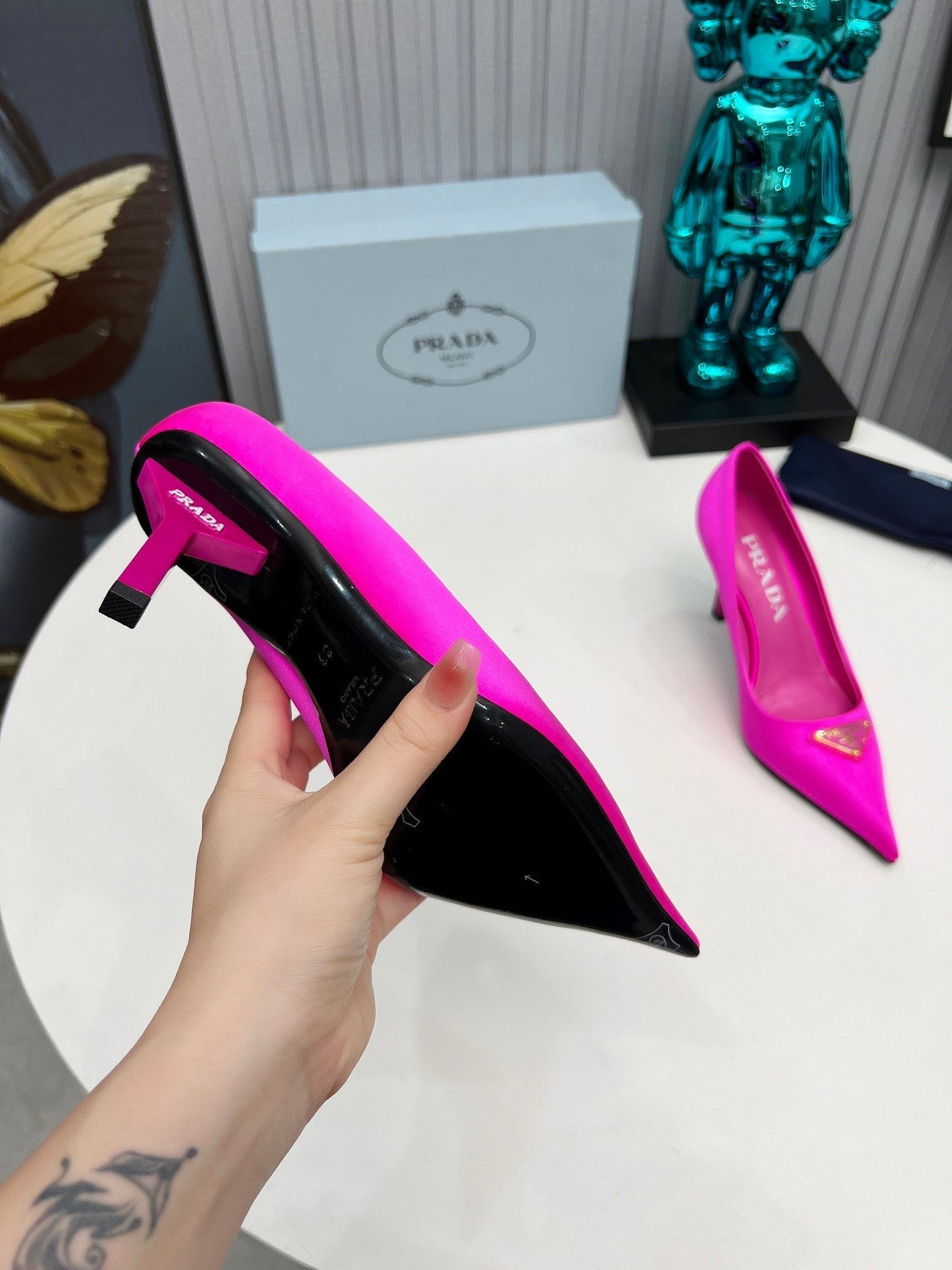 HIGH-HEEL PUMPS IN HOT PINK SATIN