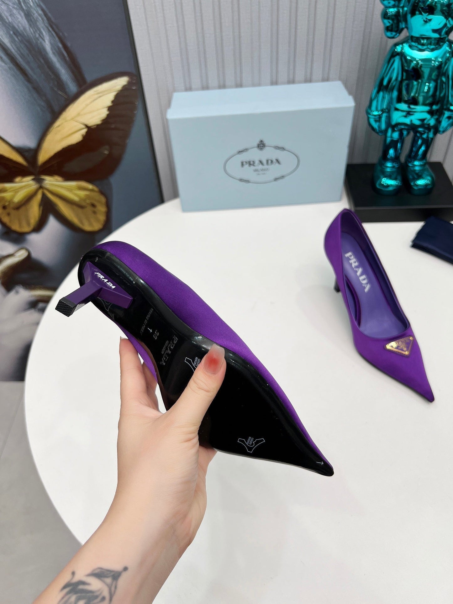 HIGH-HEEL PUMPS IN VIOLET SATIN