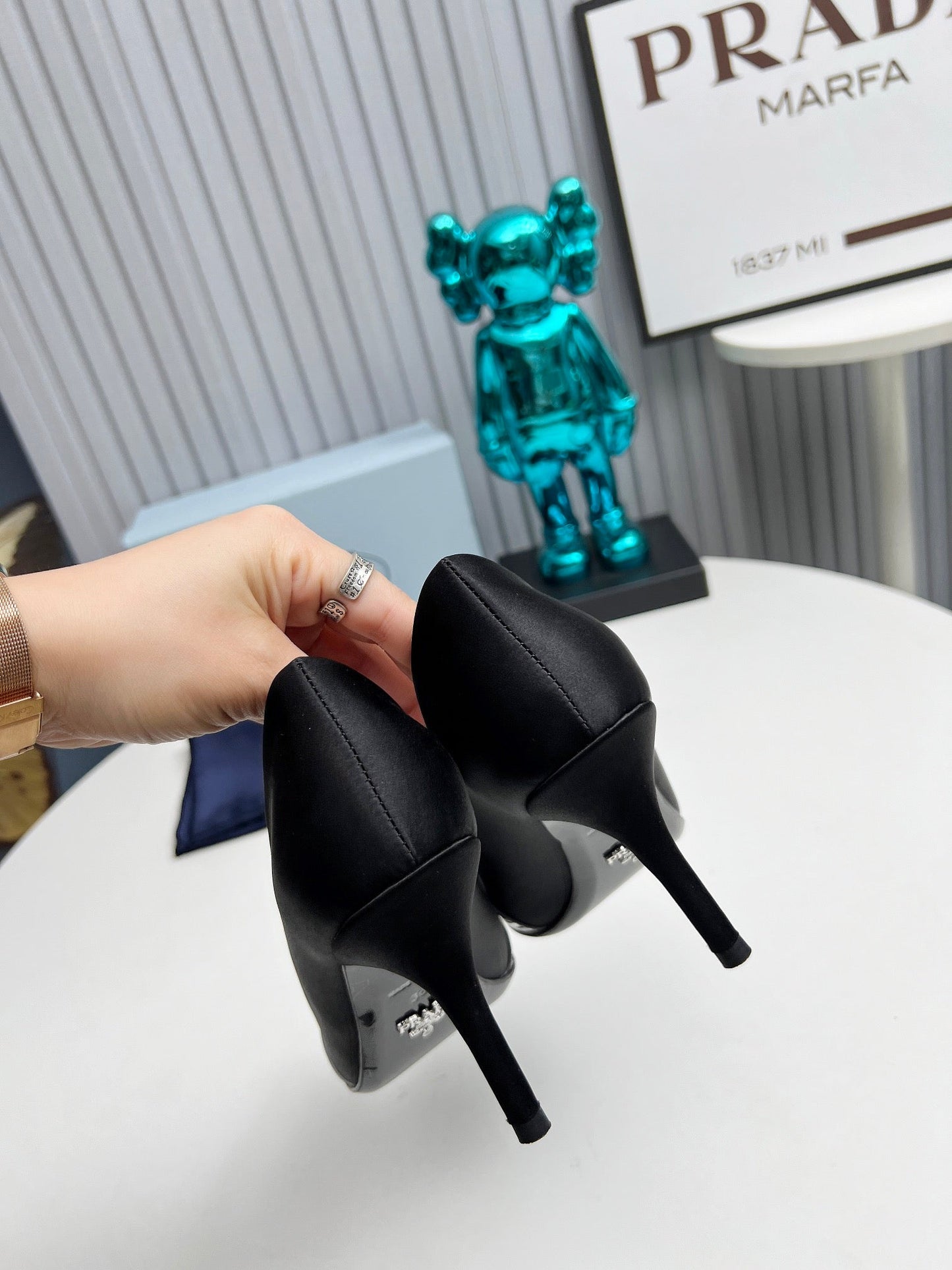 HIGH POINTED-TOE PUMPS IN BLACK MIX SILVER SATIN