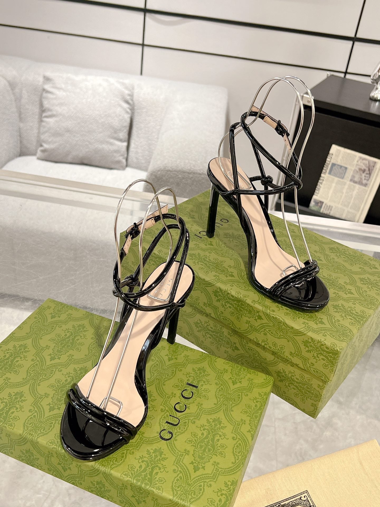 GG 105 STRAPPY SANDAL BLACK CALFSKIN