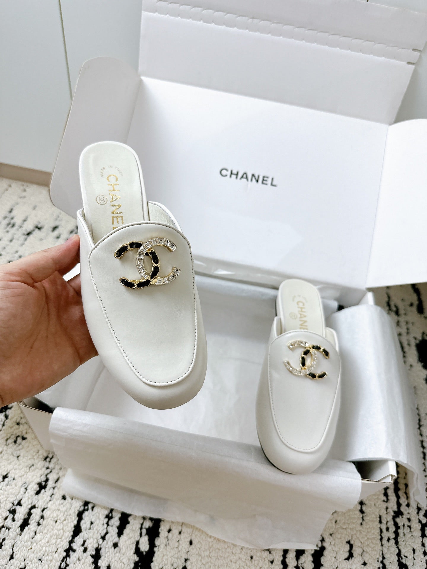 CC FLAT MULE IN WHITE CALFSKIN HARDWARE WITH ROCK MIX CHAIN