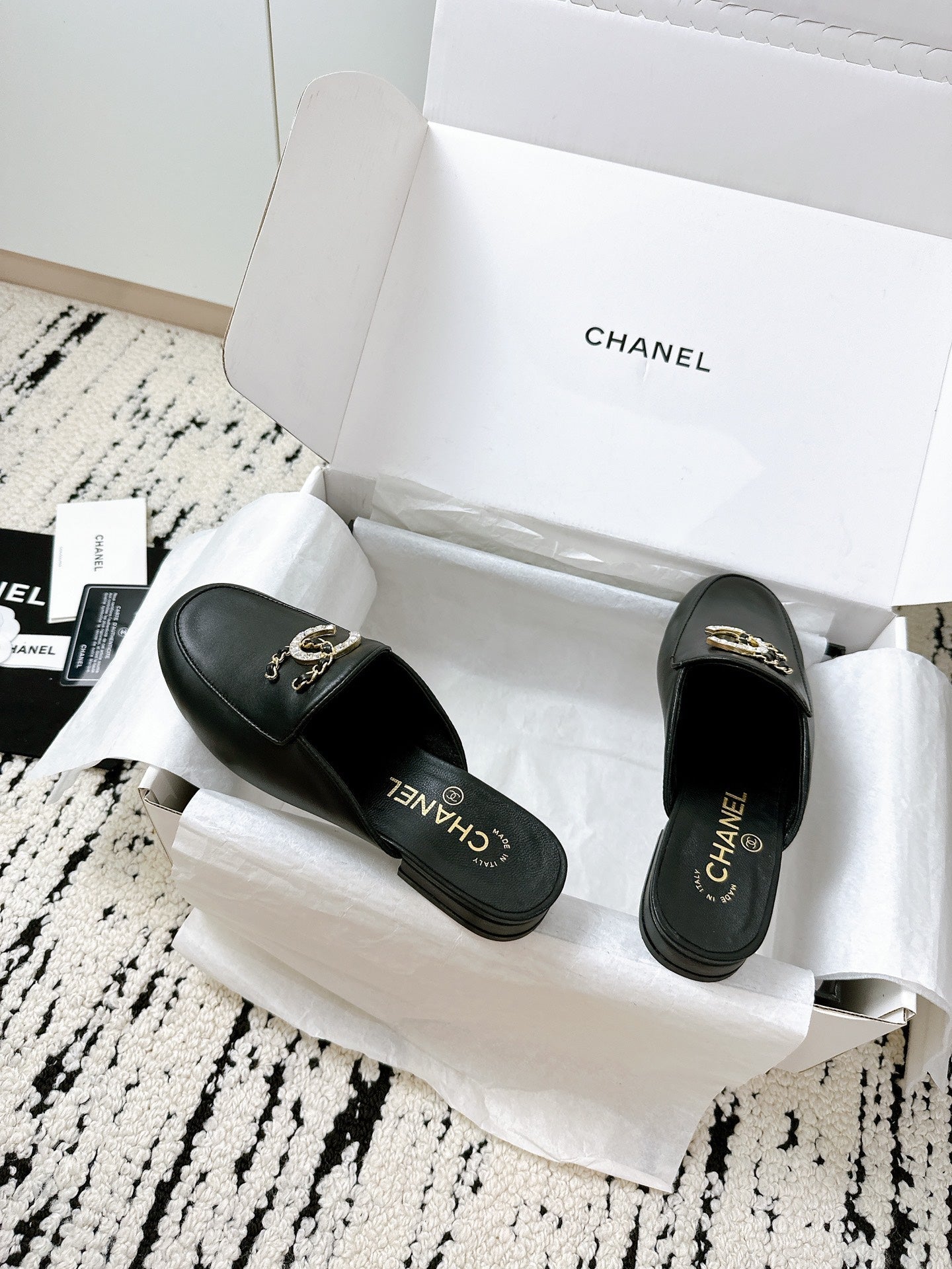 CC FLAT MULE IN BLACK CALFSKIN HARDWARE WITH ROCK MIX CHAIN