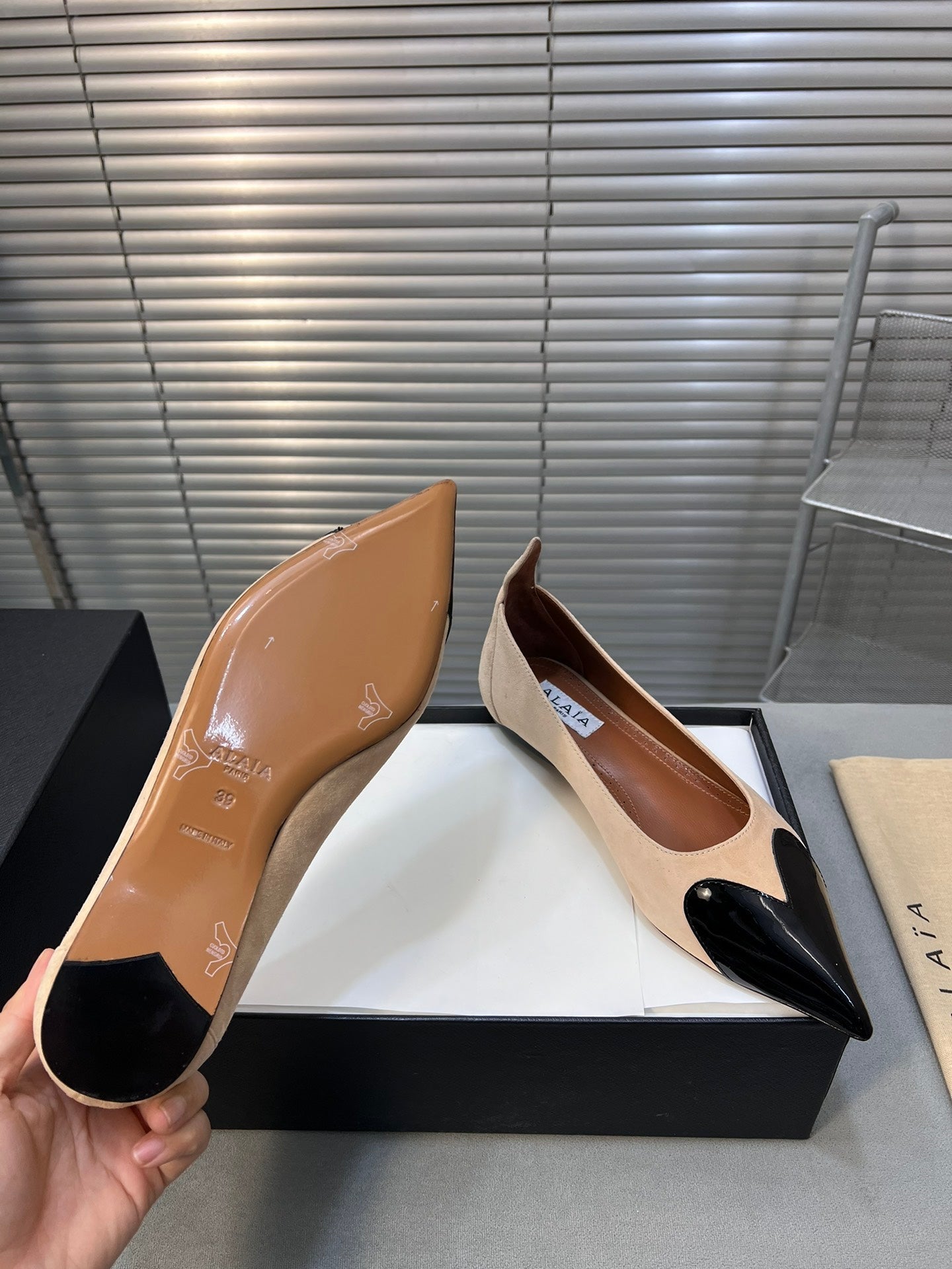 ALAIA PUMP 1 CM IN BEIGE SUEDE MIX BLACK CALFSKIN