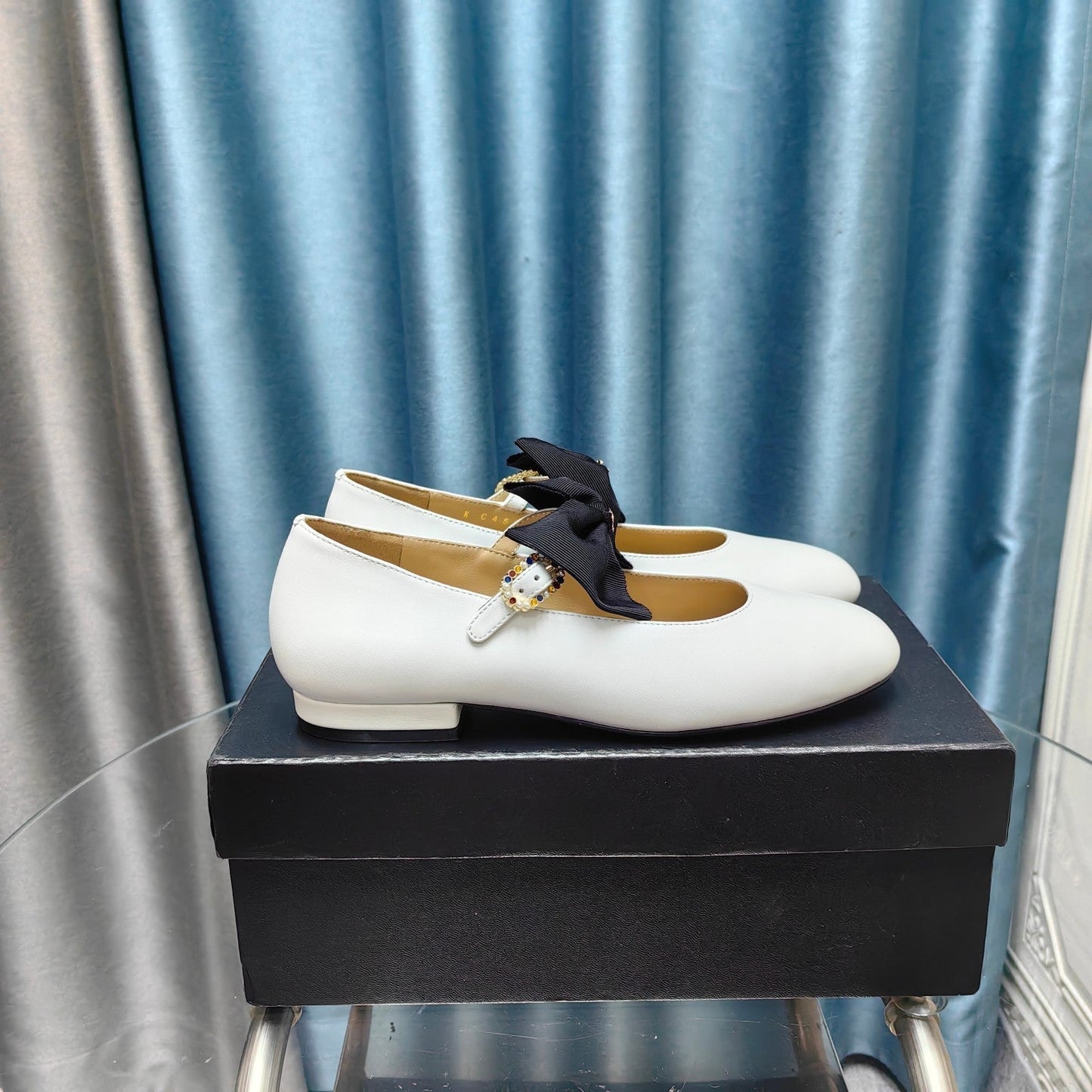 MARY JANE SHOES WHITE SHEEPSKIN WITH BLACK BOW