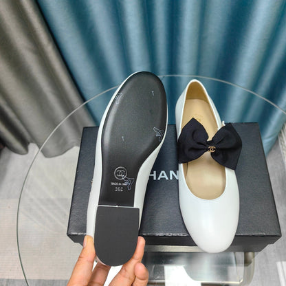 MARY JANE SHOES WHITE SHEEPSKIN WITH BLACK BOW